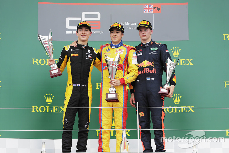 Podio: ganador de la carrera Giuliano Alesi, Trident, segundo lugar Jack Aitken, ART Grand Prix, tercer lugar Niko Kari, Arden International