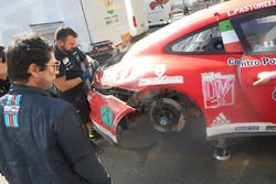 Meccanici al lavoro sulla Porsche 911 GT3 di Luca Pastorelli, Dinamic Motorsport