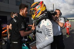 Ganador de la pole Lewis Hamilton, Mercedes AMG F1 celebra en parc ferme