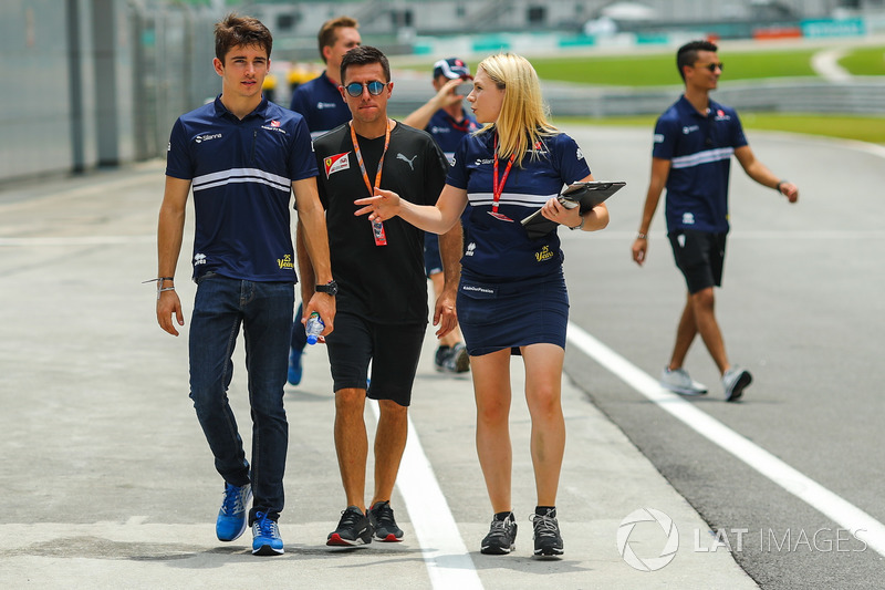 Гонщик Sauber Шарль Леклер и гоночный стратег команды Рут Баскомб
