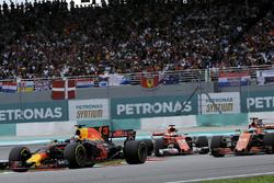 Daniel Ricciardo, Red Bull Racing RB13, Sebastian Vettel, Ferrari SF70H e Fernando Alonso, McLaren M