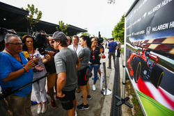 Fernando Alonso, McLaren talking to the press