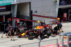 Daniel Ricciardo, Red Bull Racing RB13 s'arrête au stand