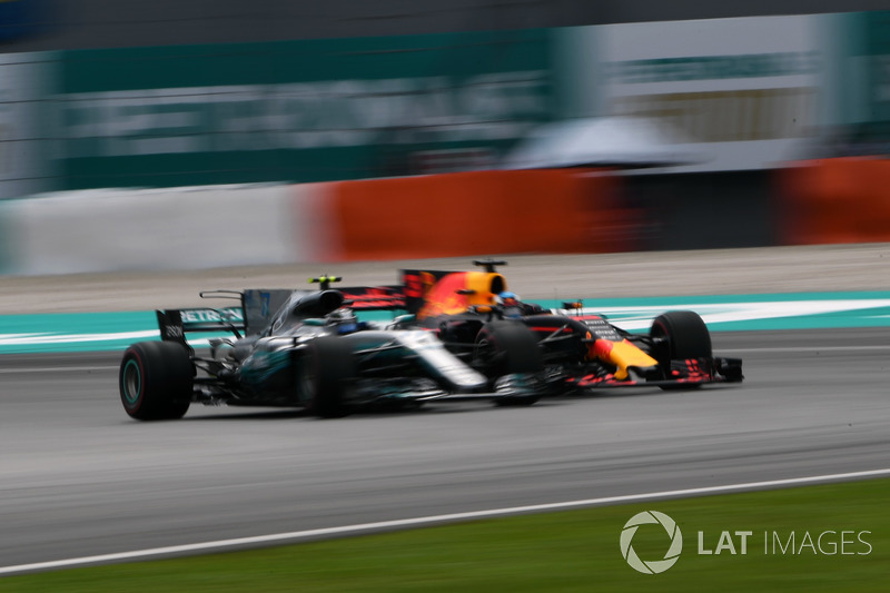 Даниэль Риккардо, Red Bull Racing RB13, и Валттери Боттас, Mercedes-Benz F1 W08