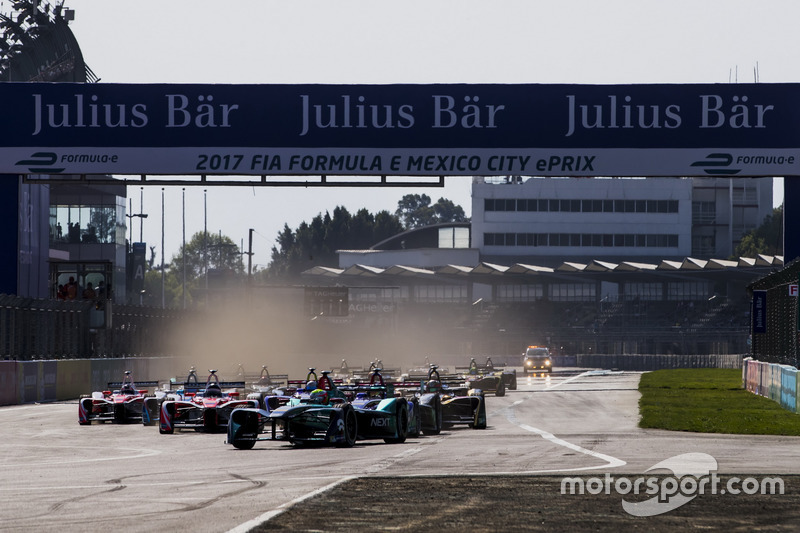 Oliver Turvey, NEXTEV TCR Formula E Team, leads the race at the start