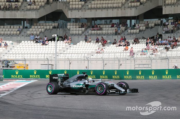 Lewis Hamilton, Mercedes AMG F1 W07 Hybrid pierde el control en la FP1