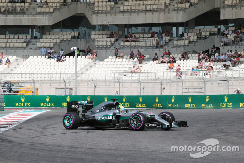 Lewis Hamilton, Mercedes AMG F1 W07 Hybrid spins in the first practice session