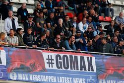 Een groep #GoMax Verstappen-supporters op de hoofdtribune