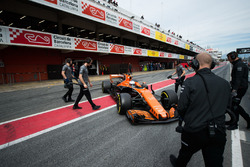 Fernando Alonso, McLaren MCL32 in the pits