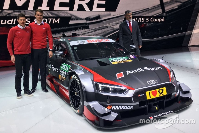 Loic Duval, Nico Müller dan Dieter Gass, Kepala Audi Sport berpose dengan mobil Audi RS 5 DTM 2017