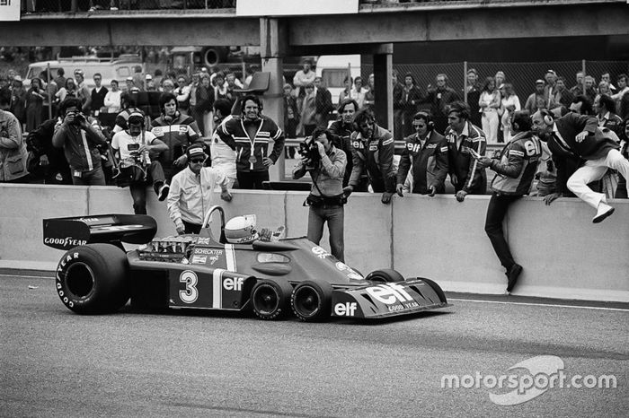Jody Scheckter, Tyrrell P34-Ford, vencedor, pasa delante de su equipo