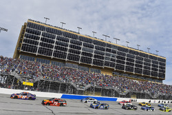 Denny Hamlin, Joe Gibbs Racing Toyota y Martin Truex Jr., Furniture Row Racing Toyota