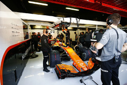 Stoffel Vandoorne, McLaren, in his garage