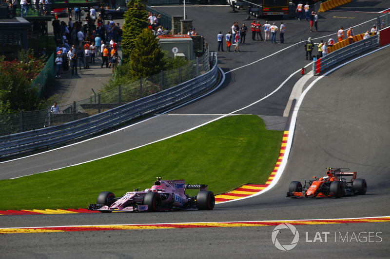 Esteban Ocon, Sahara Force India F1 VJM10, Stoffel Vandoorne, McLaren MCL32