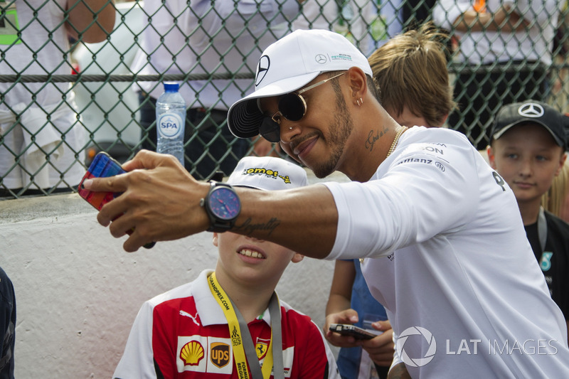 Lewis Hamilton, Mercedes AMG F1 fans selfie