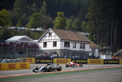Lewis Hamilton, Mercedes AMG F1 W08, Sebastian Vettel, Ferrari SF70H