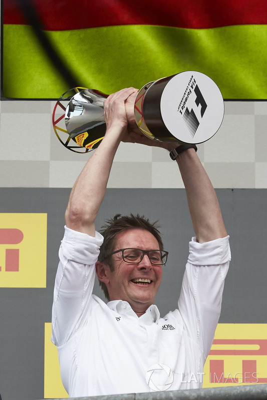 Podium: Andrew Shovlin, Chief Race Engineer, Mercedes AMG F1, collects the Constructors trophy