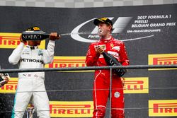 Подиум: победитель Льюис Хэмилтон, Mercedes AMG F1, второе место – Себастьян Феттель, Ferrari