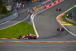 Kimi Raikkonen, Ferrari SF70H, Max Verstappen, Red Bull Racing RB13, Daniel Ricciardo, Red Bull Raci