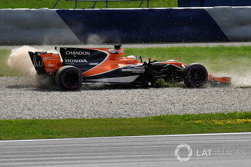 Fernando Alonso, con el McLaren MCL32 en la grava tras un trompo