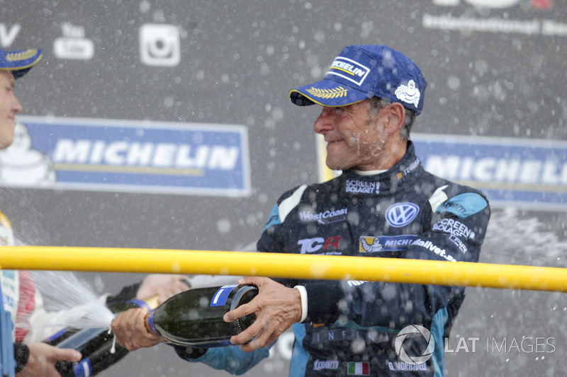 Podio: il vincitore della gara Gianni Morbidelli, West Coast Racing, Volkswagen Golf GTi TCR
