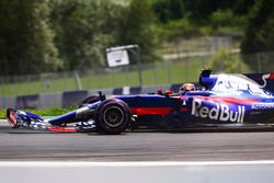 Daniil Kvyat, Scuderia Toro Rosso STR12, avec un aileron avant cassé