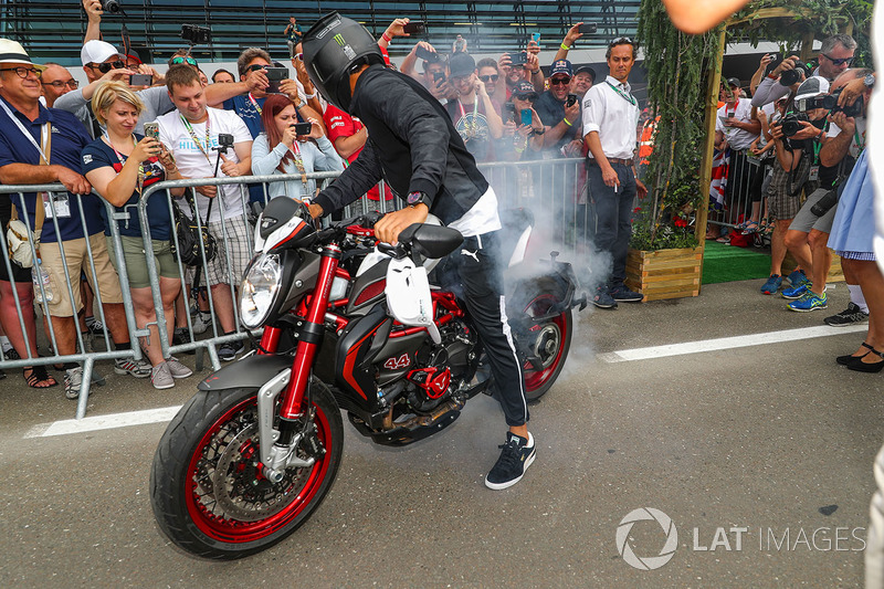Lewis Hamilton, Mercedes AMG F1 en su MV Agusta Dragster RR LH44