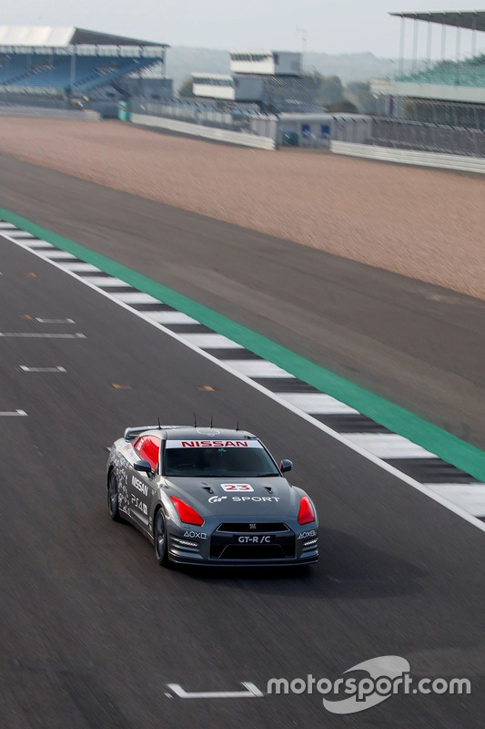 Nissan GT-R conducido con el control de PlayStation por Jann Mardenborough