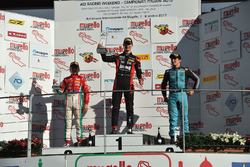Podio Rookie gara 3: Leonardo Lorandi, Bhaithech, il secondo classificato Enzo Fittipald, Prema Power Team, il terzo classificato Giorgio Carrara, Jenzer Motorsport