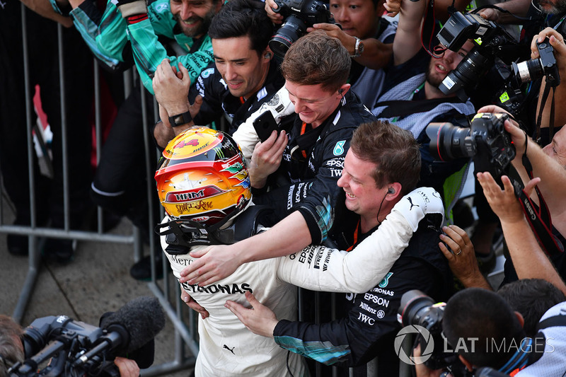 Yarış galibi Lewis Hamilton, Mercedes AMG F1, parc ferme