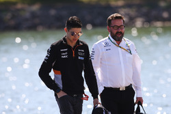 Гонщик Sahara Force India F1 Эстебан Окон и Гвен Лагрю