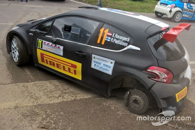 La Peugeot 208 T16 R5, Peugeot Sport Italia, di Kalle Rovanpera, Risto Pietilainen ferma a lato della strada