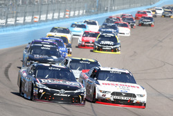 Ryan Blaney, Team Penske Ford y Erik Jones, Joe Gibbs Racing Toyota