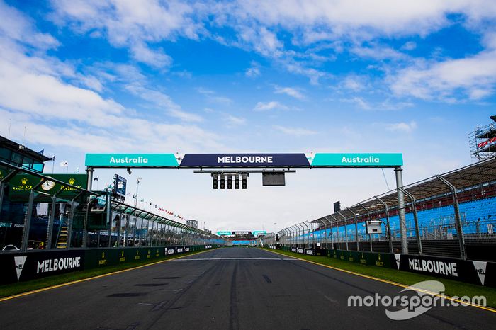 Melbourne en la recta de meta/llegada del Albert Park