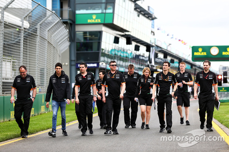 Естебан Окон, Sahara Force India F1 Team, йде треком з командою
