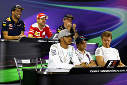 FIA sajtótájékoztató: Daniel Ricciardo, Red Bull Racing; Sebastian Vettel, Ferrari; Max Verstappen, Red Bull Racing; Charlie Whiting, FIA; Lewis Hamilton, Mercedes AMG F1; Felipe Massa, Williams; Nico Rosberg, Mercedes AMG F1