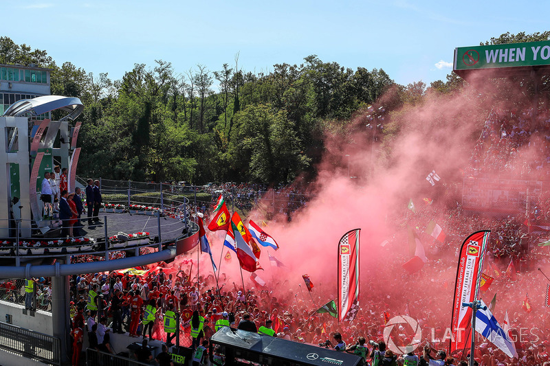 Más del calor de los tifosi ferraristas en la ceremonia de podio de Monza