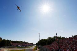  Daniil Kvyat, Scuderia Toro Rosso STR12, Fernando Alonso, McLaren MCL32