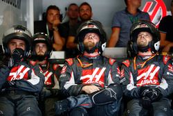 Механики Haas F1 Team наблюдают за гонкой