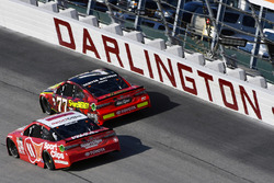 Denny Hamlin, Joe Gibbs Racing Toyota, Erik Jones, Furniture Row Racing Toyota