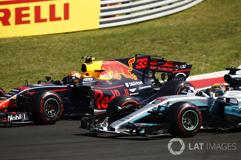 Max Verstappen, Red Bull Racing RB13, y Lewis Hamilton, Mercedes AMG F1 W08