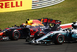 Max Verstappen, Red Bull Racing RB13, supera Lewis Hamilton, Mercedes AMG F1 W08