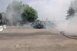 Valtteri Bottas si esibisce in un burn out sulla Mercedes C63 AMG