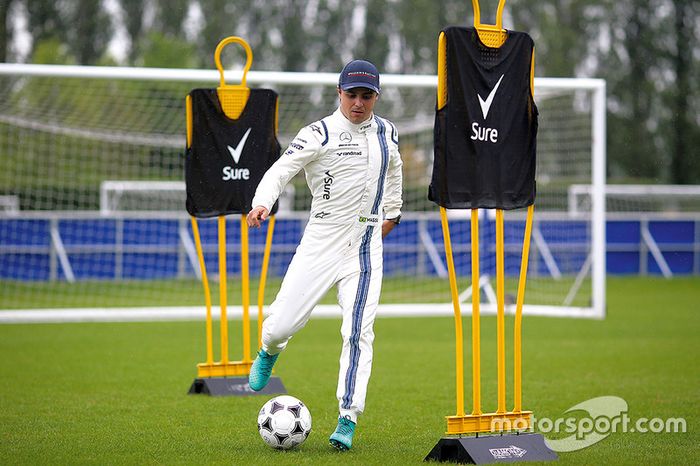 Felipe Massa, Williams juega al fútbol en las instalaciones del Chelsea FC