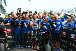 Le troisième, Michael van der Mark, Pata Yamaha, et le deuxième, Alex Lowes, Pata Yamaha avec leur équipe
