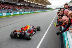 Le vainqueur Max Verstappen, Red Bull Racing RB13