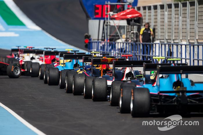 Línea de coches para calificación