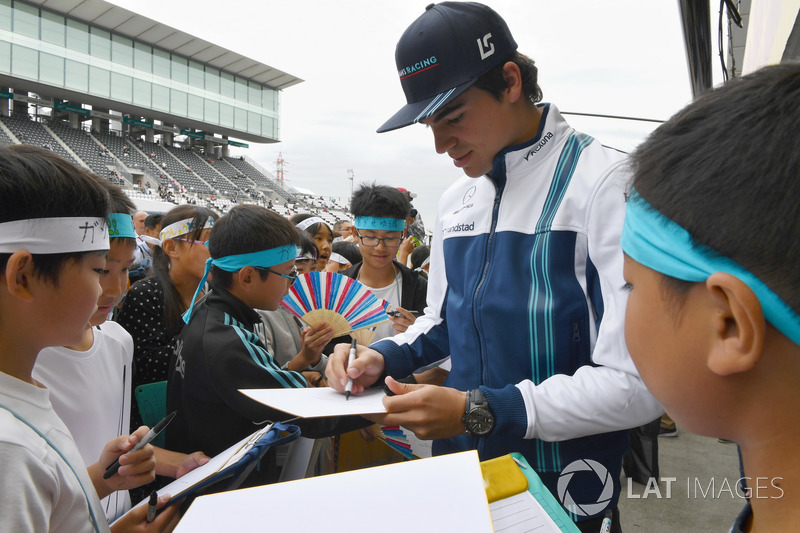 Lance Stroll, Williams signs autographs for the fans