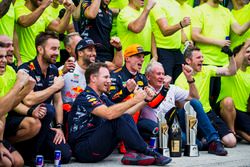 Le troisième, Daniel Ricciardo, Red Bull Racing, Helmut Marko, Consultant, Red Bull Racing, le vainqueur Max Verstappen, Red Bull Racing, Christian Horner, Team Principal, Red Bull Racing, fêtent la victoire avec l'équipe