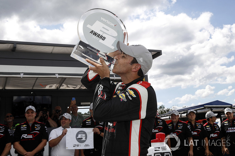 Ganador de la pole Helio Castroneves, Team Penske Chevrolet celebra su pole position número 50